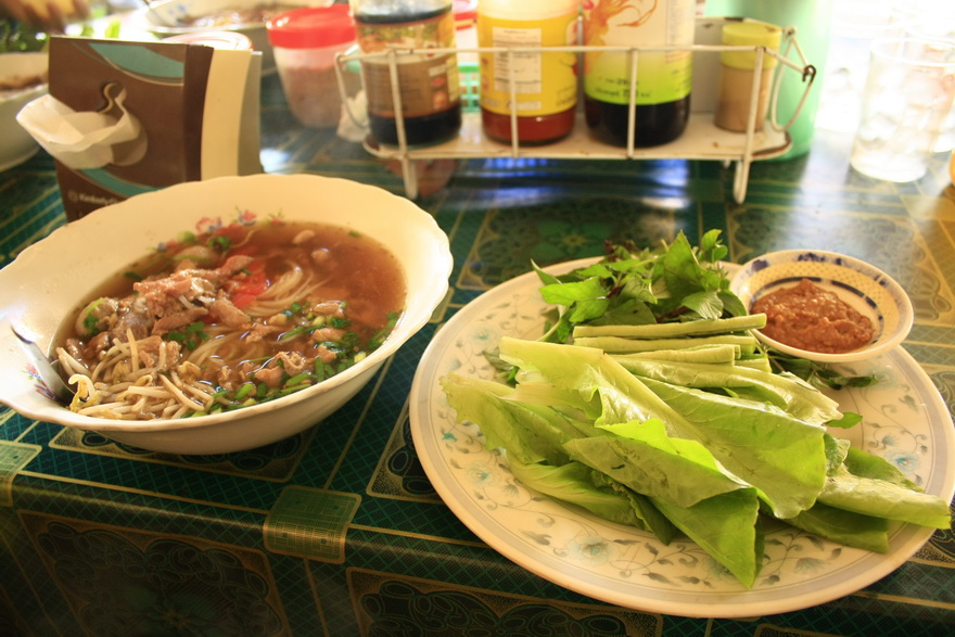 ก่อนกลับ ต้องกินครับ  เฝ่อลาว ต่างจากของเวียดนาม นิดหน่อย 

แต่ก็อร่อยและอิ่มมากๆ ครับ ชามละ หมื่น