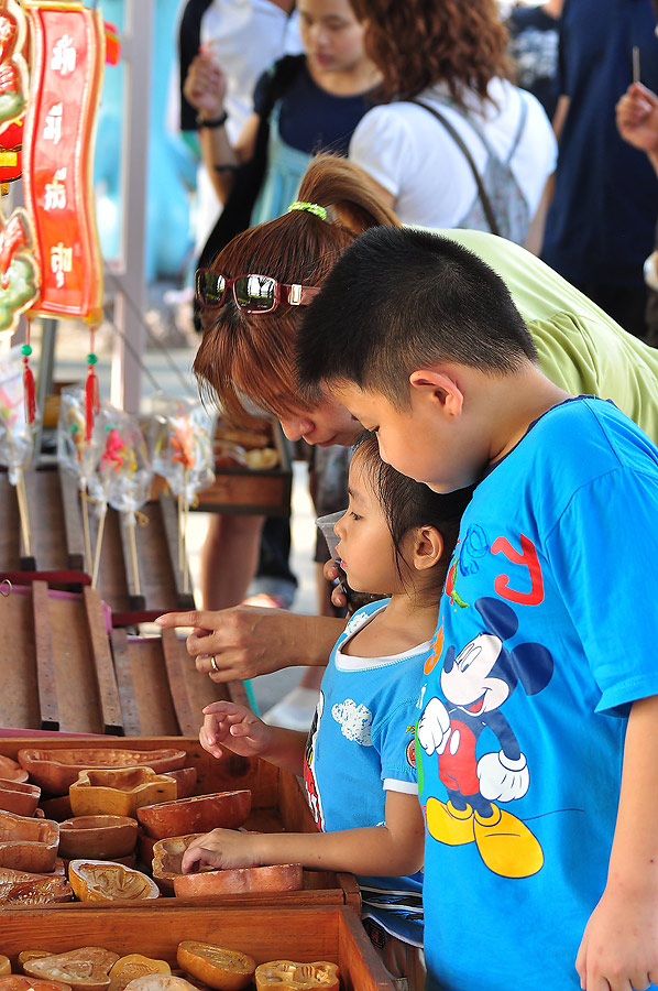แม่ลูกเค้ากำลังสนใจอะไรกันหว่า :ohh: :grin: :grin: :grin: