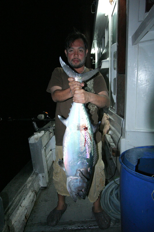 Dog Tooth  tuna ตัวเดียวของทริป โดยน้าเผือก  แสดงแบบโดยลูกชายน้าเผือก(เพิ่งอาบนํ้าเสร็จพอดี) :love: 