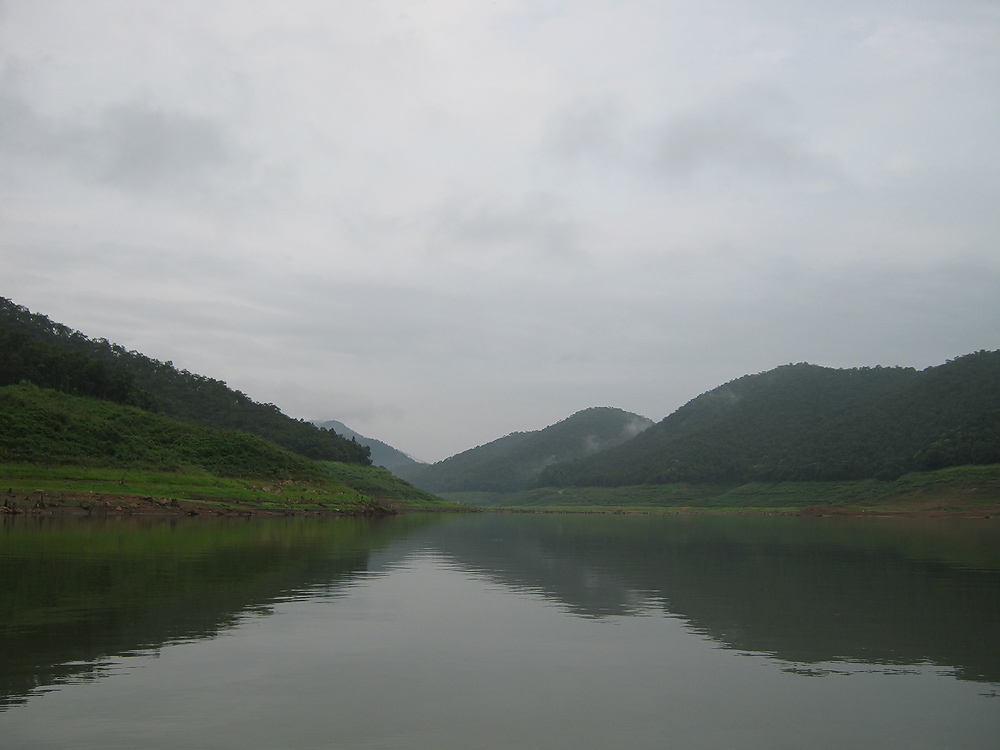 ลาทริฟนี้ด้วยรูปนี้ละกันครับ  เขื่อนแม่กวงยังมีมนต์ขลังอยู่เสมอ รอเวลาให้คนทั้งเก่าและใหม่ไปคนหาโทรฟ