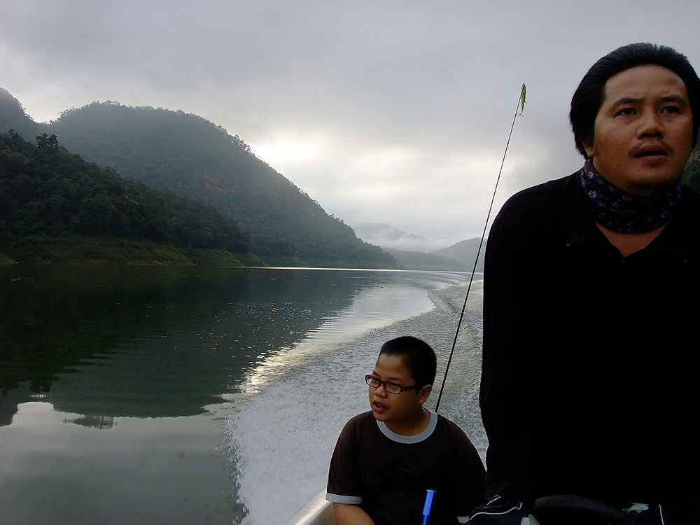 วันนั้นลงเรือกับเด็กแว่นอีกแล้วครับ :laughing: :laughing: :laughing:    ตามดูต่อว่าอะไรจะเกิดขึ้น อย