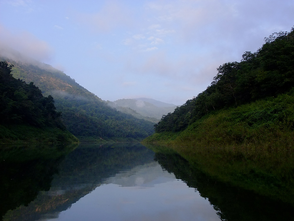 เราขับเรือลัดเลาะไปตามลำน้ำ ขับเรือผ่านขุนเขา และลำห้วย บรรยากาศโดยรอบดีเยี่ยมครับ :cheer: