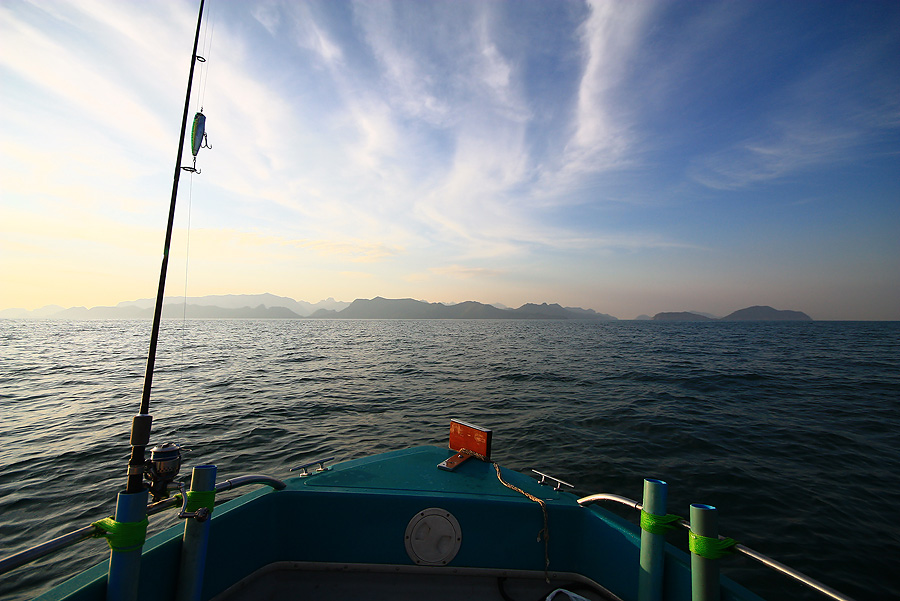 เลาะเรือไล่ไปตามกองหิน ไล่ตามฝูงปลาที่ขึ้นตูมตาม....
โดนกัด โดนงับไปหลายทีแต่ยังไม่มีปลาขึ้นเรือมาเ