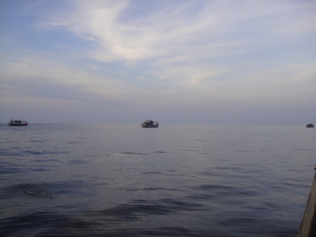 ตอนเย็นมีเรือตกปลามาเพิ่มอีก 4 ลำ :smile: :smile:
