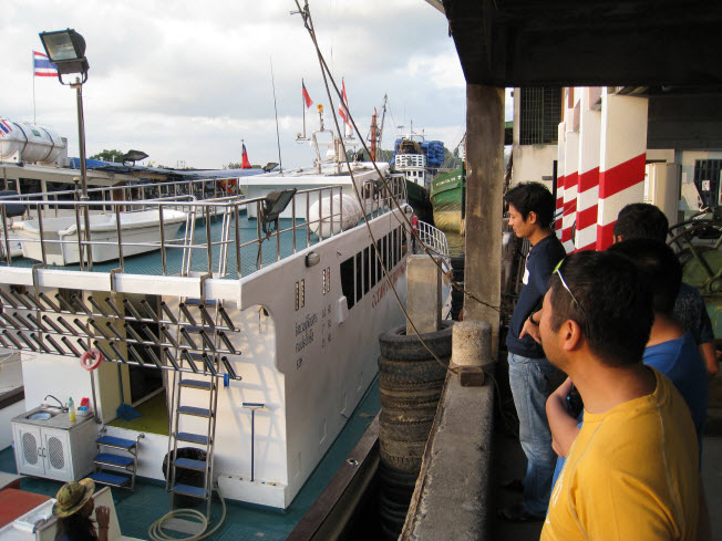 บรรยากาศขนของลงเรือ