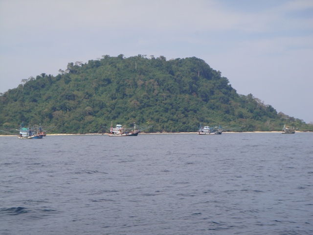 เรืออวนลากเยอะมาก ไม่รู้ว่าจะมีปลาให้ตกอีกกี่ปี
ไม่รู้ว่ารุ่นลูกหลานจะมีปลาให้กินหรือเปล่า :smile: 