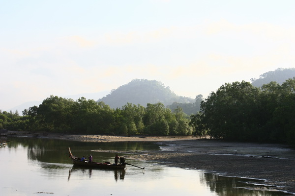 ปกติลงเรือ 6 โมงเช้า แต่วันนี้น้ำลงแต่เช้าต้องรอ 9 โมงแนะกว่าจะได้ออกเรือ