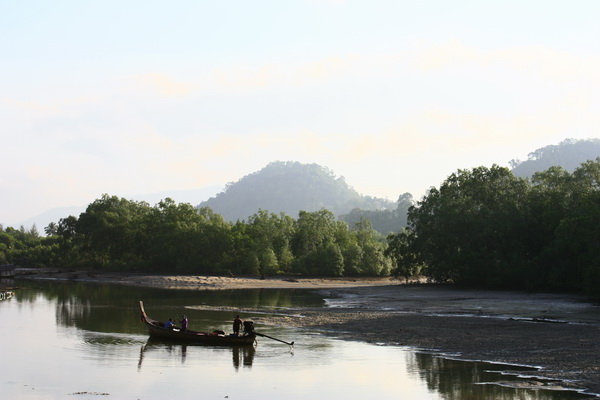 ปกติลงเรือ 6 โมงเช้า แต่วันนี้น้ำลงแต่เช้าต้องรอ 9 โมงแนะกว่าจะได้ออกเรือ