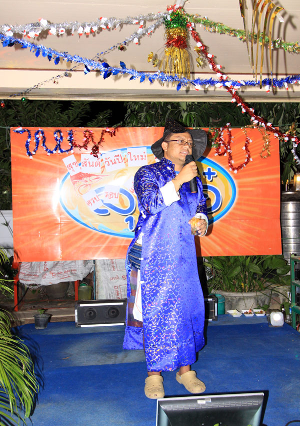 ลุงโอ๋ขึ้นมาพูดขอบคุณพนักงานทุกๆคนครับ บรรยากาศเป็นกันเองครับ  ช่วงนี้เป็นไอเดีย ของ ช.อ้น บอกว่าอยา