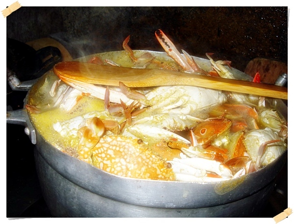 ตระเตรียมเสบียง(น้ำชาฯ) อาบน้ำ สระผม เปลี่ยนผ้า ทาแป้ง...เสร็จ

ช่างใบ ช่างบ๊อก มานั่งหน้าแหล๋มอยู