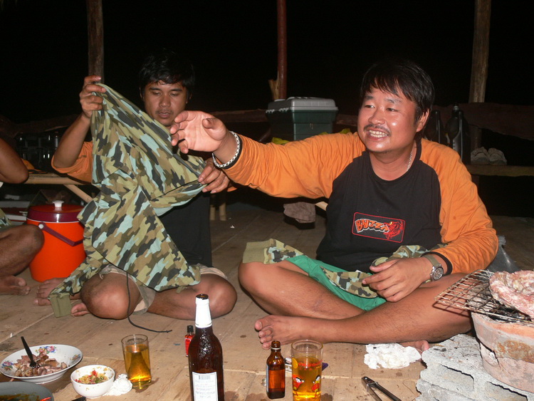 เข้าบอกว่า......ไอ้น้องหมดเเก้ว  เเต่เเก้วตัวเอง ในมือ ไม่มี :laughing: :laughing: :laughing: :laugh