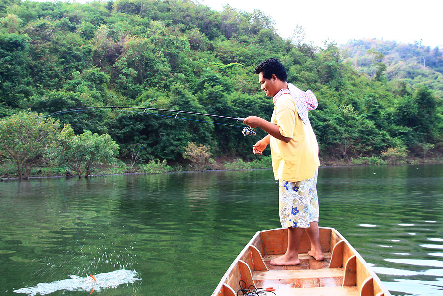 คริ คริ....ความรู้สึกเหมือนกับว่ารอบๆตัว ถูกโอบล้อมด้วยปลากระสูบที่อ้าปากรอป๊อบเปอร์ กันรอบเรือ

น