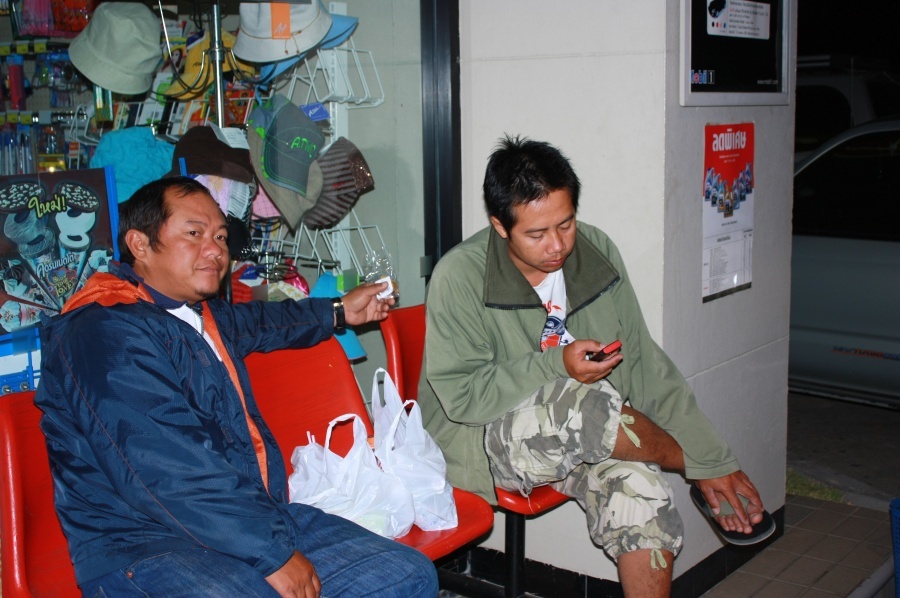 ระหว่างรอเพื่อนๆจากลำปางอีก 2 ท่านครับ  ดีครับน้า NUFROG :laughing: :laughing: