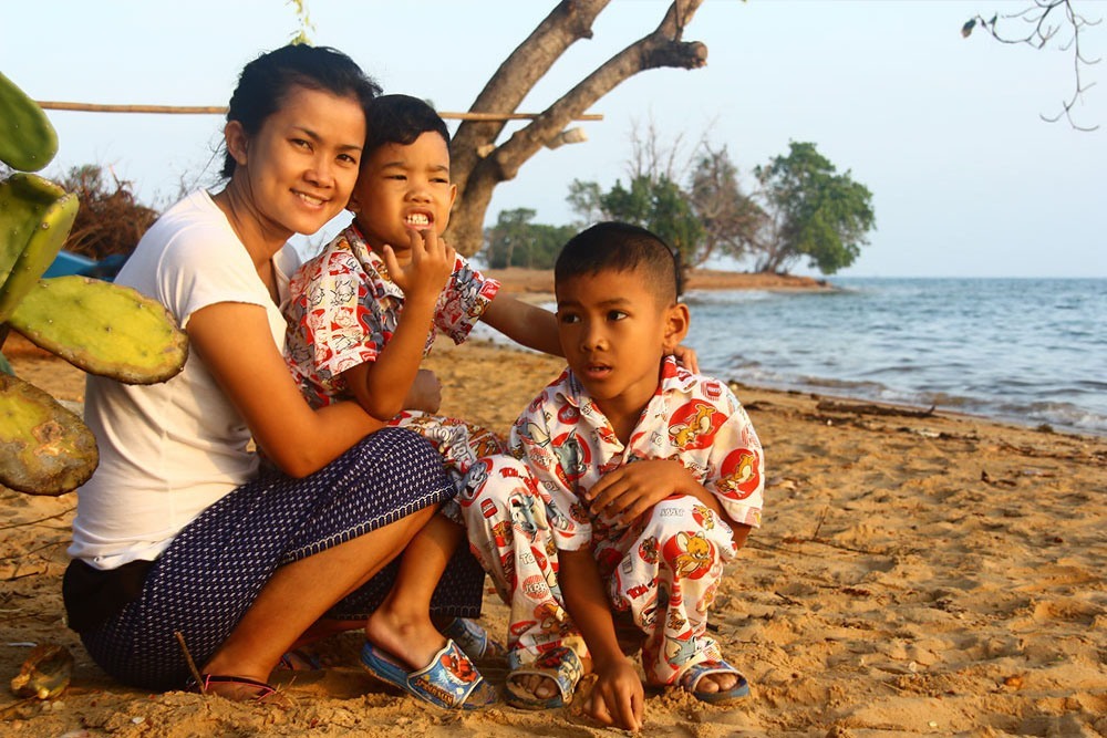สามแม่ลูกมารับแสงยามรุ่งอรุณ
 :cool: