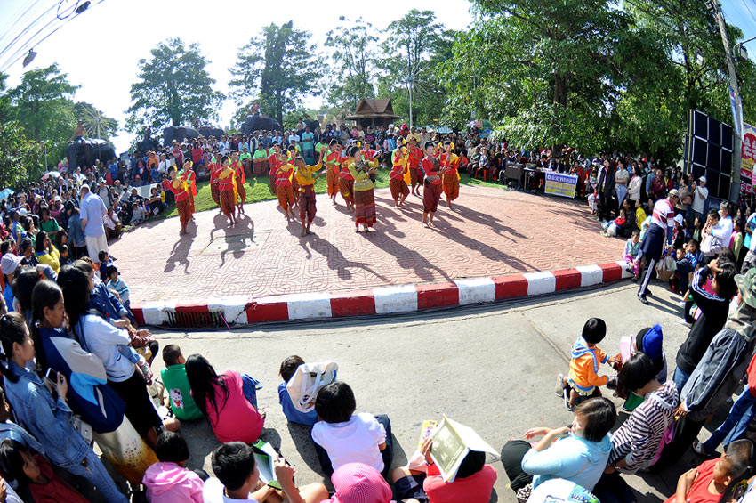 การแสดงของคุณน้ำผึ้งเมืองสุรินทร์  ราชีนีศิลปินพื้นบ้านเมืองสุรินทร์   รับนักท่องเที่ยว