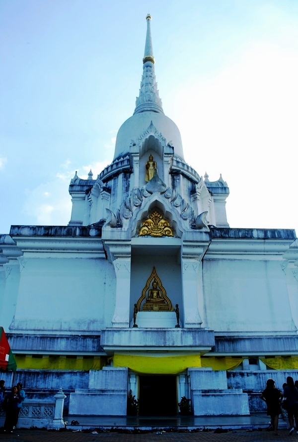 การเดินทางของเรายังม่ายสิ้นสุดแค่นั้น...เพราะว่าระหว่างทางขากลับรีสอร์ท...เราก้อแวะสักการะพระบรมธาตุ