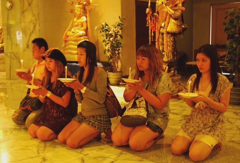 ที่นี่เค้าหั้ยสักการะด้วยการจุดเทียน...ไม่หั้ยจุดธูปนะค่ะ...เสร็จแล้วก้ออธิษฐานขอพร...สาธุ...สาธุ...