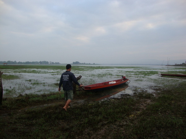 ออกแรงกันแต่เช้าละครับ เรือเกยตื้น