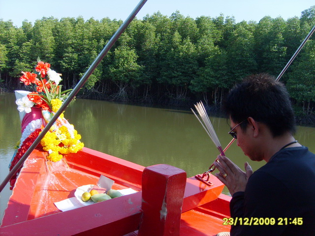 พี่น้อยครับผู้อุปถัมค่าเรือ กราบไหว้แม่ย่านางก่อนเดินทาง