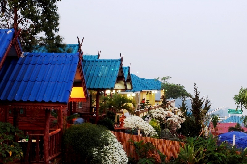 
ร้านอาหารขอพรสวรรค์รีสอร์ท...ก้อมองเห็นทะเลหมอกเหมือนกัน...แม้ว่าจะมีเขาค้อทะเลหมอกกั้นอยู่ก้อตาม.