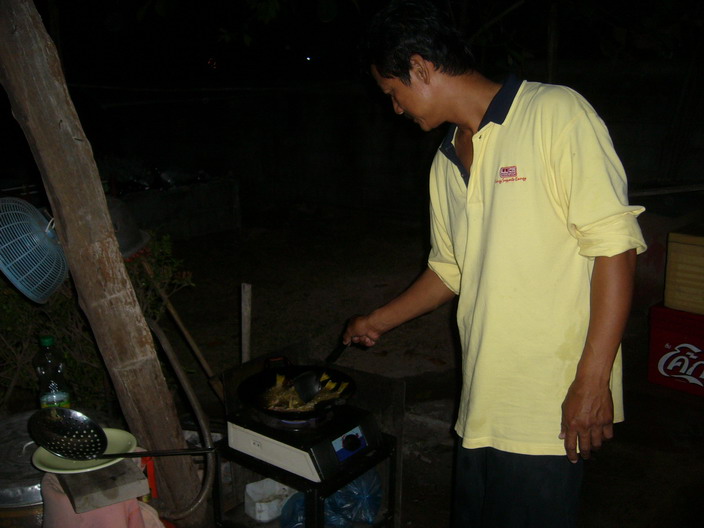 หลังจากทำปลาเสร็จ น้าหน่องก็มาทอดปลาให้กินอีก  :grin: :grin: :grin: :grin: