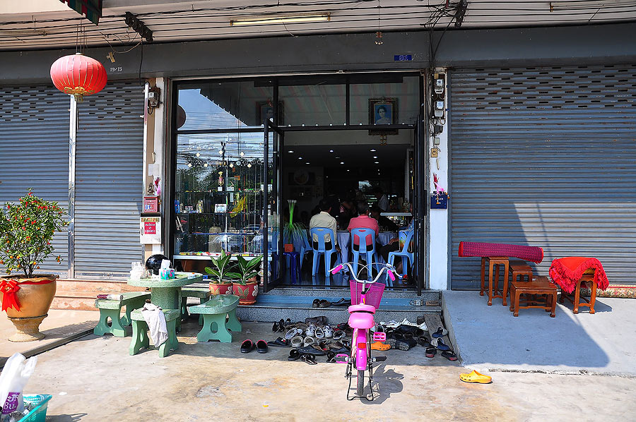 หน้าร้านไม่มีคนเลยวุ้ย แต่รองเท้าเพียบเลย สงสัยอยู่ข้างในกันหมด อย่างนี้ต้องรีบเข้าไปดูหน่อยแล้วล่ะ 