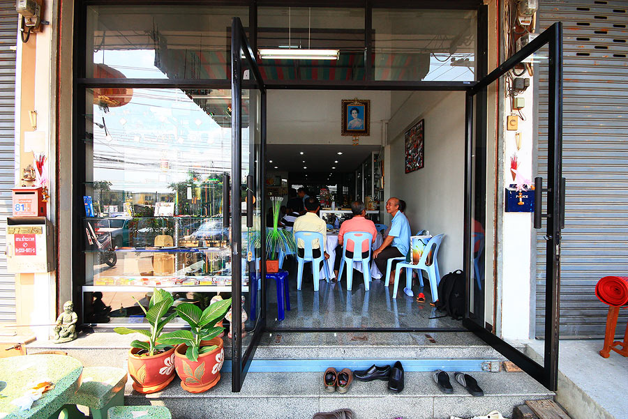 ถึงแล้ว...ร้านน้าแบม แต่กว่าจะฝ่าดงรถติดมาได้ 
ก้อใช้เวลานั่งแบบสบายใจอยู่ใน ฮอนด้า แอคคอร์ท คันงาม