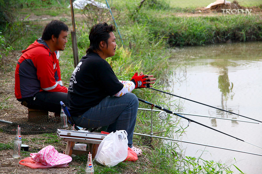 หันไปดูทางน้าต้อม เอ๊ะวันนี้มาแปลก คันหลิวมีรอกด้วย  :laughing: