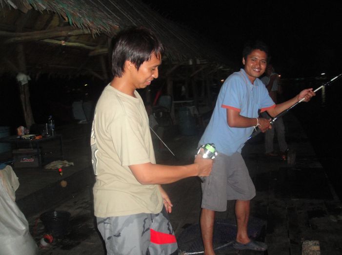 คันกะรอกรุ่นใหม่2010ครับเย่อปลาต้องใช้2คนคนเดียวตกไม่ได้ :laughing: :laughing: