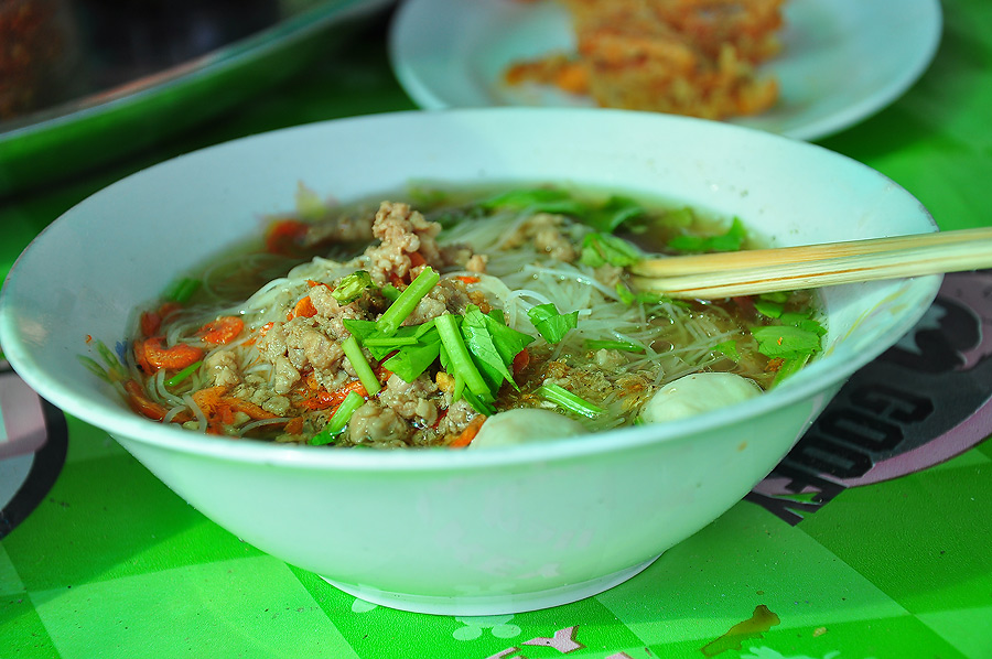     มาแว้ววววววววววว...........ก๋วยเตี๋ยวหมู.....หม่ำไปคนละ 2 ชาม หลับสนิทไป 2 ชม. เพลินเลยครับ.....