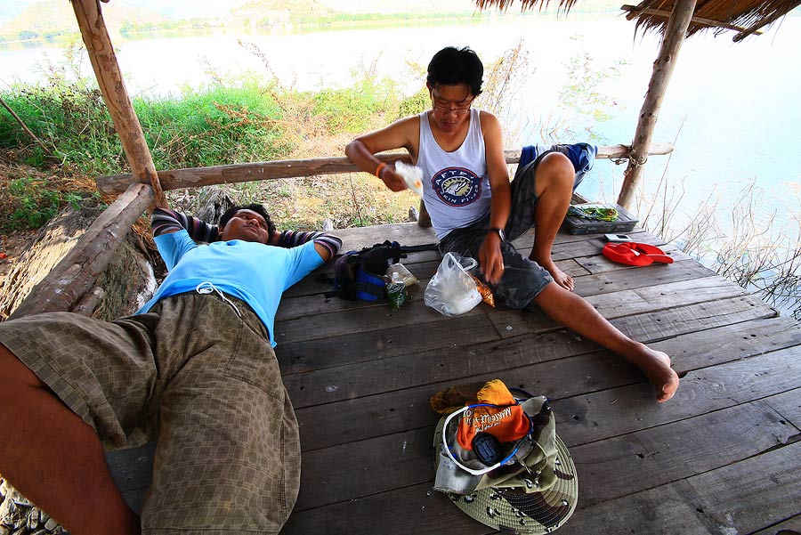 หิว ๆ ก้อซัดกันไป ข้าวถุงแกงไทย เจ้าเดิม ๆ....

พงเต๊บมาดอิ่มแล้วก้อขอ เอนหลังนอนพักดีก่า เมื่อคืน