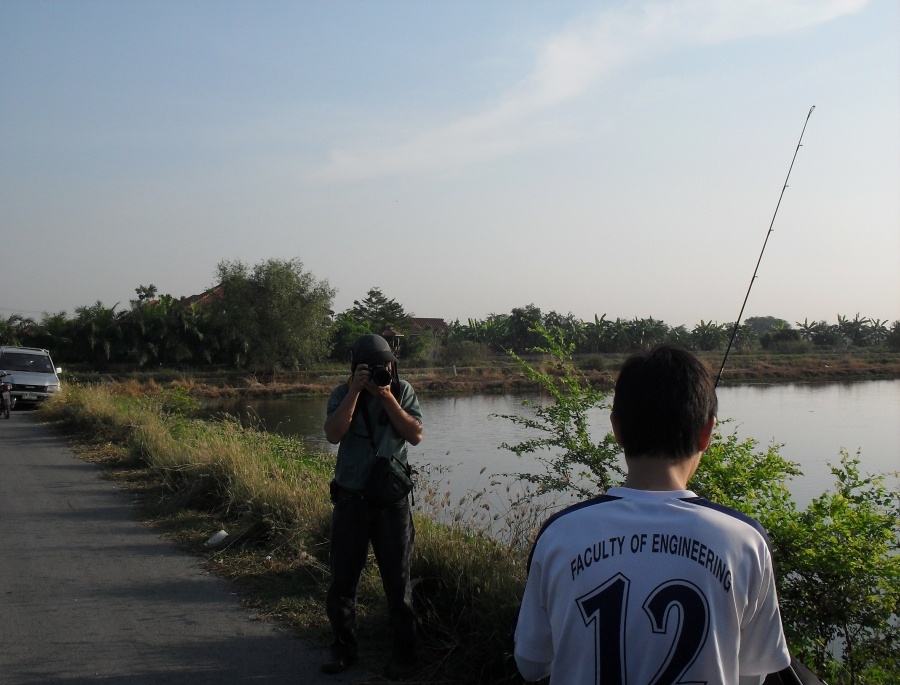 พออิ่มก็มายืนให้น้าใหญ่ถ่ายรูป...ซะงั้น...(เหมือนเป็นลาง)...อิอิ... :grin: :grin: :grin: