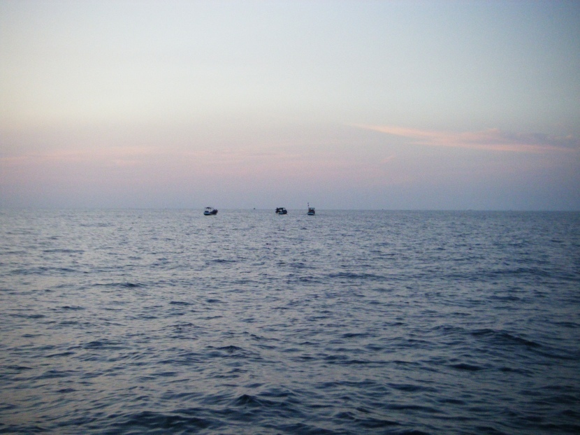  วันนี้มีเรือออกมาตกปลากันหลายลำอยู่ครับ เพราะว่าช่วงเริ่มต้นฤดูจะมีปลาอินทรีฝูงเข้ามาหากินแถวหมายปะ