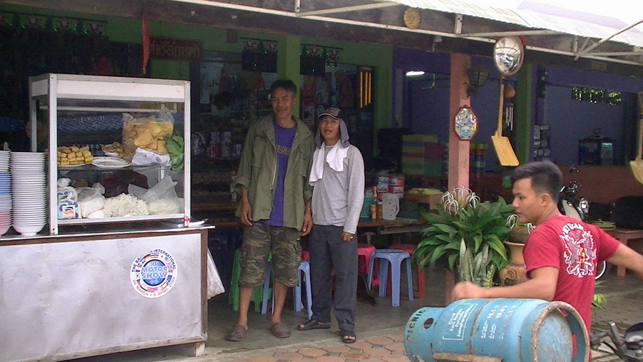 ่ก่อนลงเรือต้องไปแวะที่ร้านก๋วยเตี๋ยวพี่พร ถนนเทศบาล ซอย 1 ที่สุดอร่อย สั่งบะหมี่แห้งรองท้อง พร้อมกั