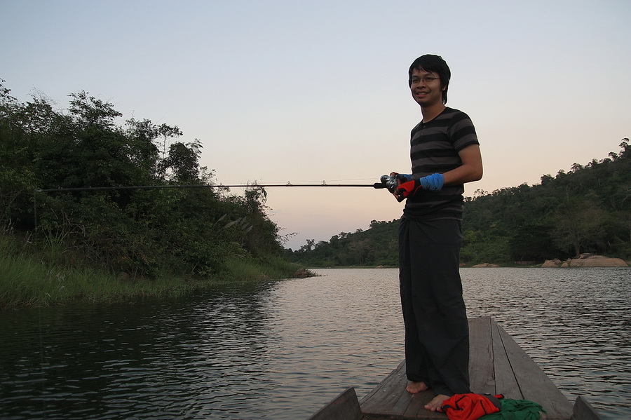  :laughing: :laughing: ส่วน ไอ่ทิดนี่...ยังมืด 28 ด้าน...ตรายแน่ตรู... :laughing: :laughing:
......