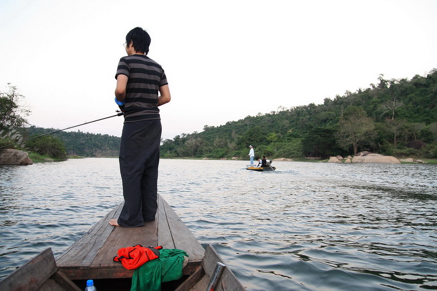  :cool: :cool: ทีนี้ สลับข้างกันบ้าง...เรือผม อยู่ฝั่งซ้าย ลำของน้าเต่าย้ายไปฝั่งขวา... ..ดูซิว่า..จ