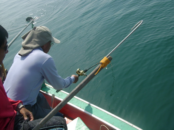 มาท้ายเรือก็มุดใต้ท้องเลยครับ แต่เ