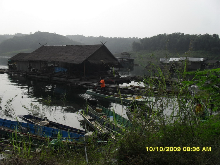 แถวท่าเรือ อุทยานลำน้ำน่าน...ต้องนั่งเรือออกไปอีกครับ :smile: :smile: :smile:บรรยากาศดีสุดๆๆๆๆ