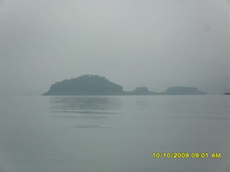 เกาะที่มีเจดีย์อยู่ด้านบน...ชาวบ้านเรียกเจดีย์กลางน้ำ..เป็นที่ท่องเที่ยวครับ..ด้านบนน่าจะวิวสวย :smi