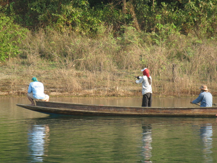  [b]ภาพของเรืออีกลำครับ พอดีกล้องไม่ได้ติดไป ถามได้กี่ตัวและ มันบอก 4-5 ตัวและ[/b]

 :cheer: :chee