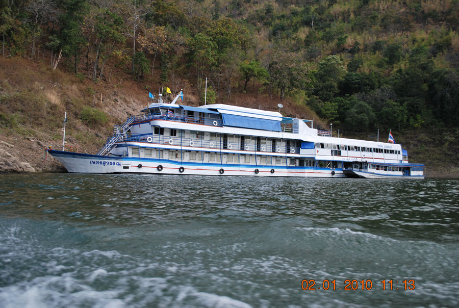  :smile: :smile: :smile:


เรือที่นั้งไปเป็นเรือหางยาวลำใหญ่หน่อยเป็นเรือของลุงกำนัลส่วนใหญ่ออกวิ