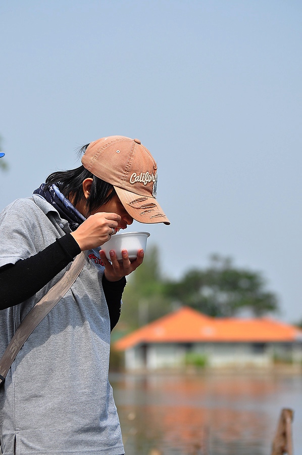 น้ามัสก็ว่า กินก่อนเลยพี่ แต่ไงถือถ้วยเดินกินไปก่อนตรูหว่า :spineyes: :spineyes: :laughing: :laughin