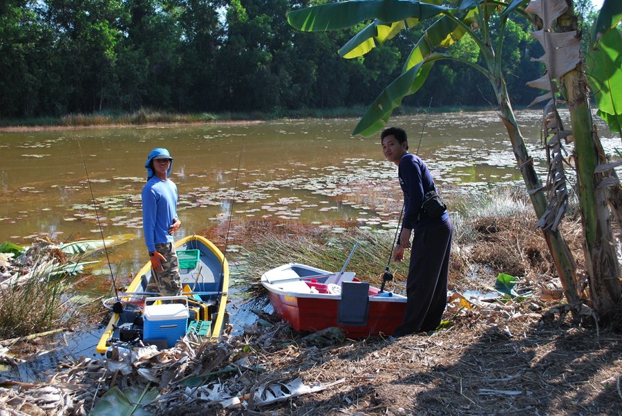 
ช่วยกันเอาเรือลงน้ำก่อน.....  :smile: