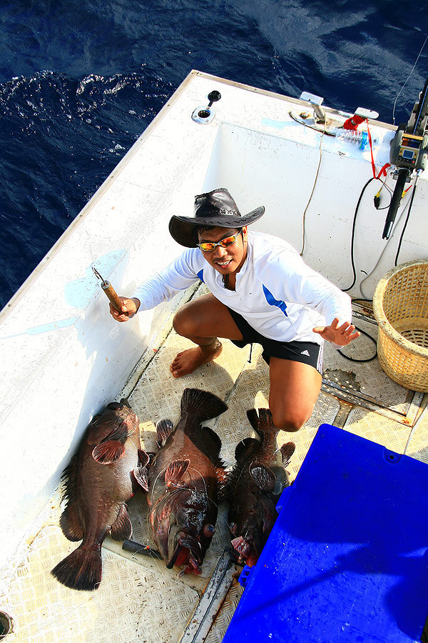 ช่วงนี้ปลากินดีมากๆ......กินพร้อมๆกันรอบเรือเลย...........
น้าวศิน....ช่วงนี้.เรียกว่า 3X3......สาม