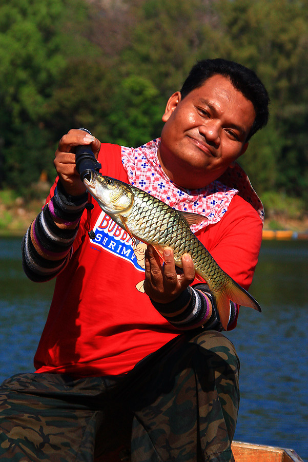 แหม่ ๆ ๆ กว่าจะกัดโดน เล่นซะ โดนทั้งเขี้ยว ทั้งเล็บ ของหัวเรือ ท้ายเรือซะหลังลายไปเลย
 :grin: :grin