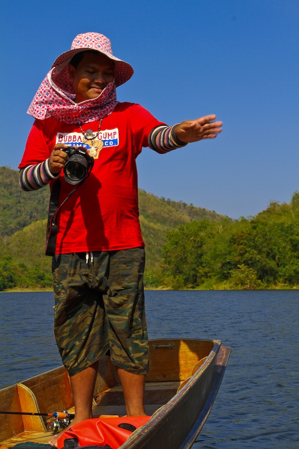 น้ามาดครับ ดูมาดของเค้าครับ สั่งจัดท่าทางซะจนแทบต้องลงจากเรือ
 :laughing: :laughing: