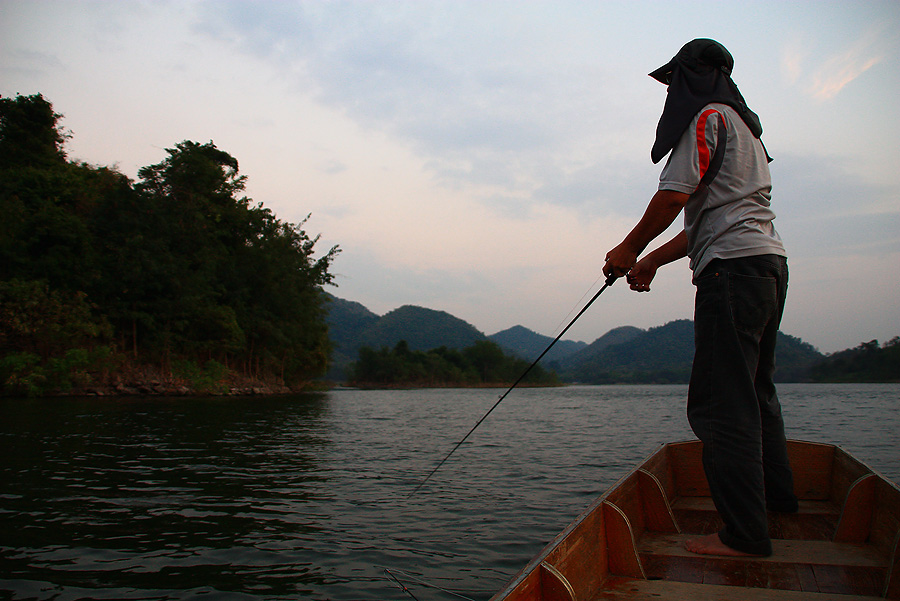 เลาะเรือกลับฝั่ง แวะหวดเหยื่อรายทางก่อนถึงบ้าน กันไปเรื่อย ๆ....

กลับเข้าถึงฝั่งก้อ หกโมงพอดี
 :