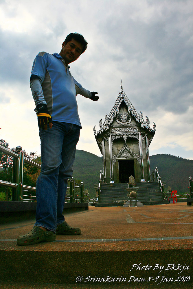  :grin: ไหว้พระกันก่อนคร๊าบบบบบบบบ จะได้ขอให้ตกปลาได้เยอะเย๊อะ แต่เอ....จะได้บูญไม๊เนี่ย เอิ๊กกกก 