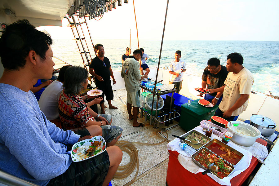 อาหารมื้อสุดท้ายของทริปนี้บนเรือ.............อร่อย...อบอุ่น...ชื่นมื่น.......
กินกันไป...หยอกกันไป.
