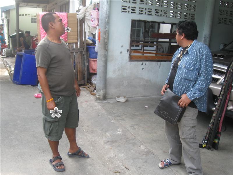  [b]สุทิน สะบ้าย้อย ยืนคุยกะน้ากบ ปลาแกง [/b]